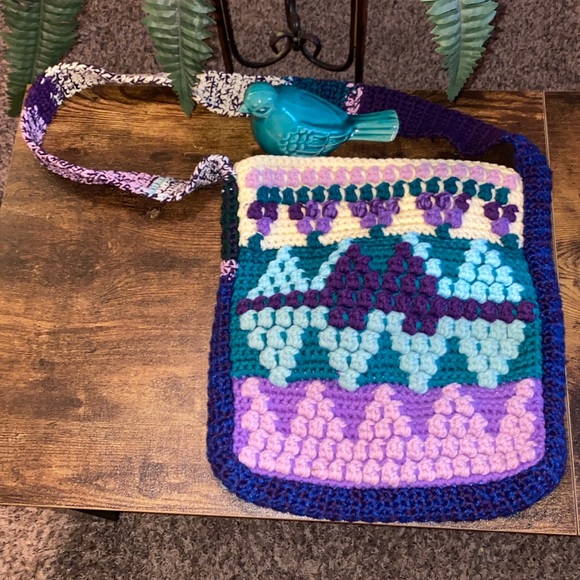 13 x 15 vibrant crocheted hand bag! - Picture 2 of 3